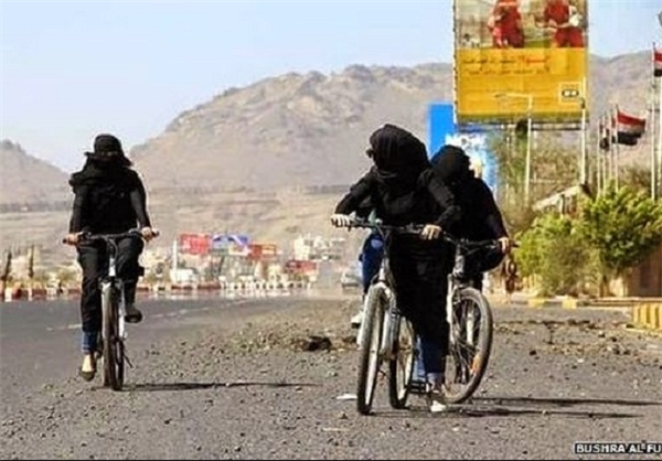 عکس/ دوچرخه‌سواری زنان یمنی در صنعا