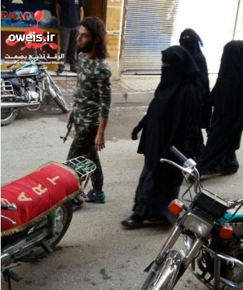 عکس/ یک داعشی به همراه سه همسرش
