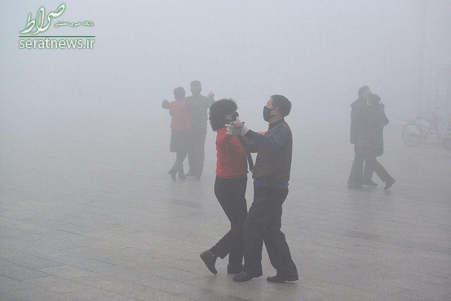 عکس/ رقص با ماسک در هوای آلوده