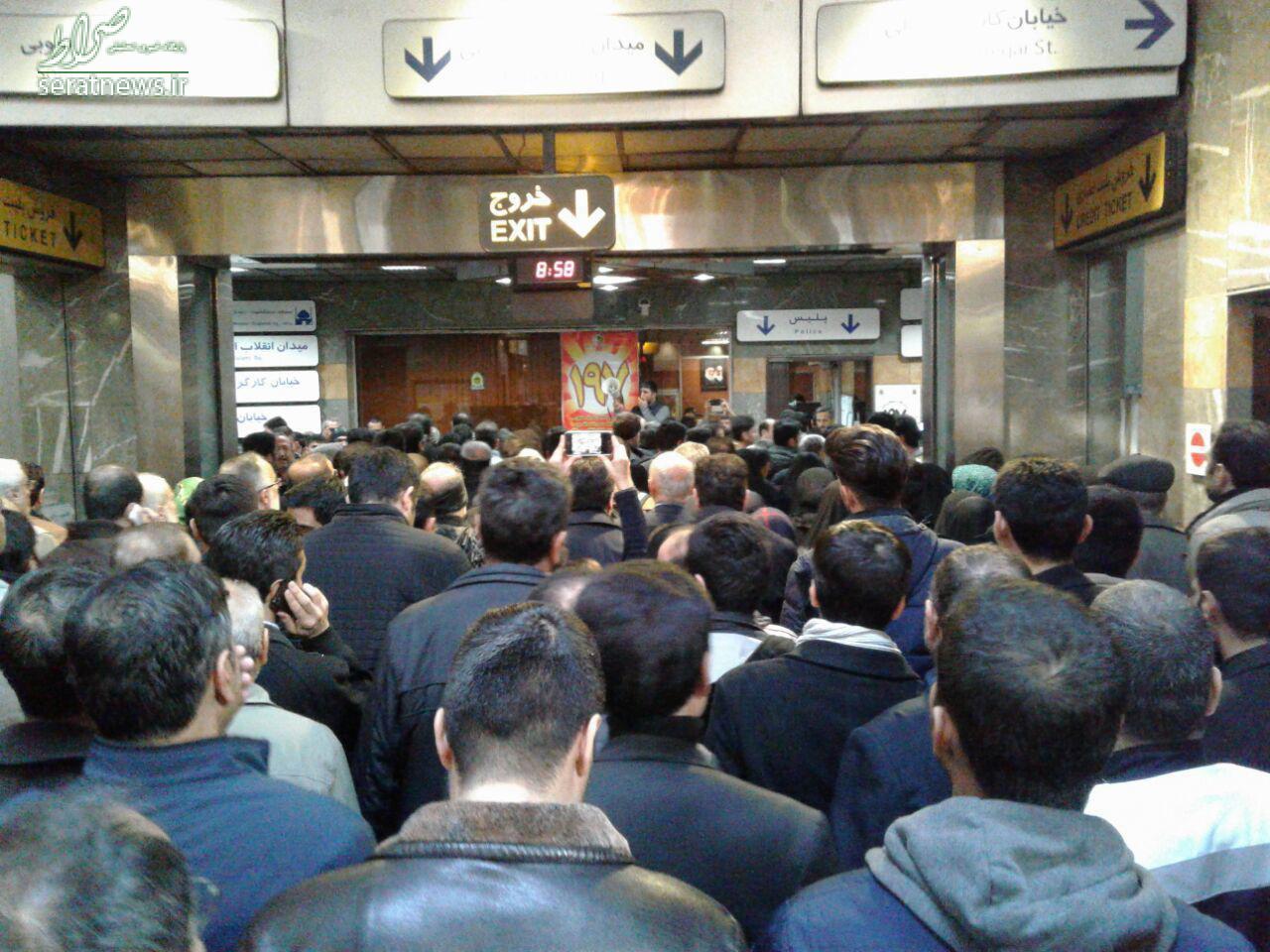 عکس/ ازدحام جمعیت در ایستگاه مترو انقلاب