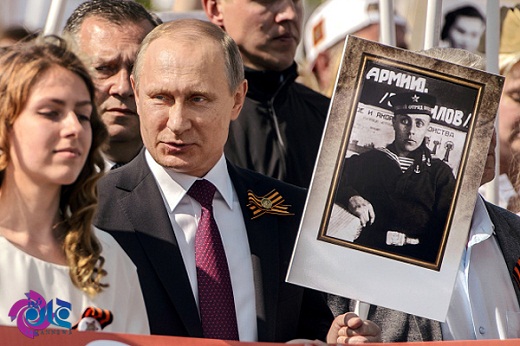 عکس/ پوتین با عکس پدرش در راهپیمایی