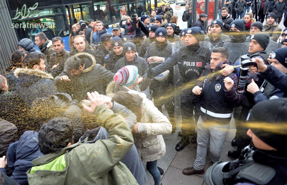 عکس/استفاده پلیس ترکیه از اسپری فلفل علیه معترضان