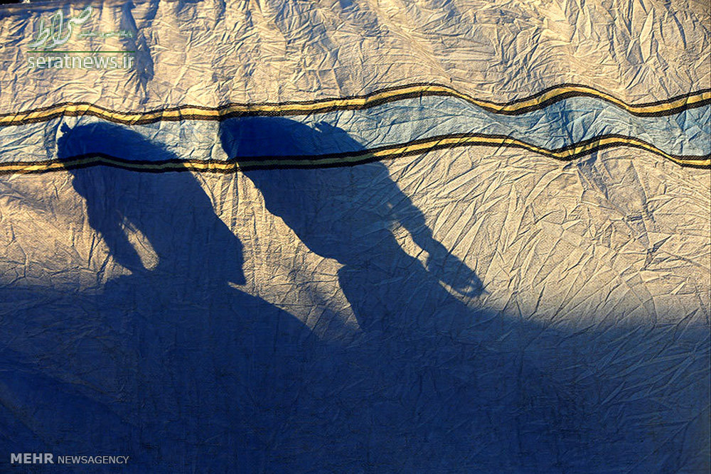 عکس/سایه دختران عراقی روی چادر اردوگاه آوارگان