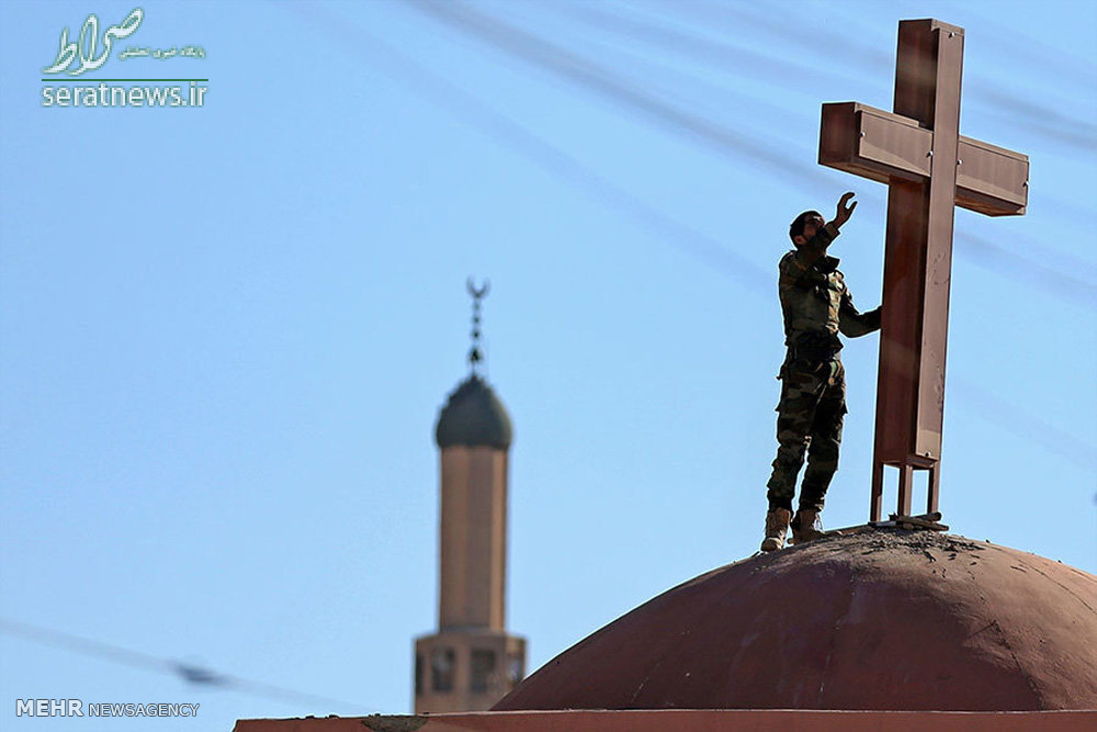 عکس/نصب صلیب روی کلیسا توسط مسلمانان