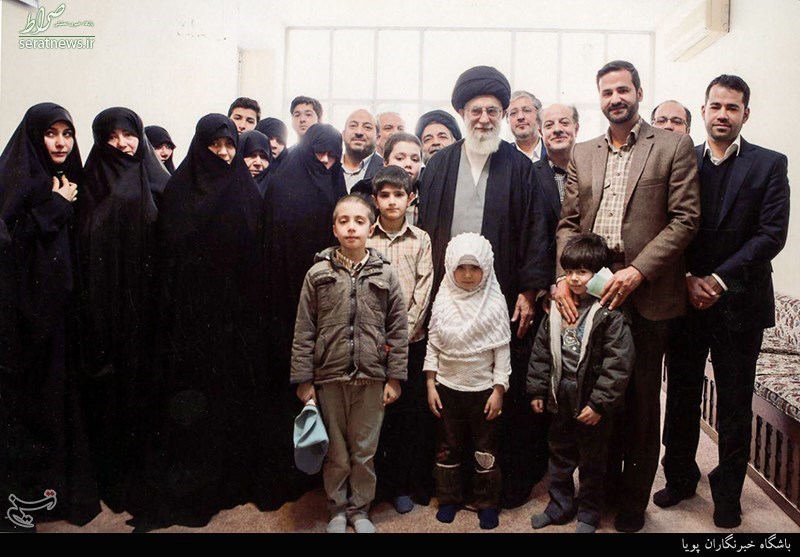 تصویر منتشرنشده از دیدار امام خامنه‌ای با خانواده مرحوم پرورش + عکس