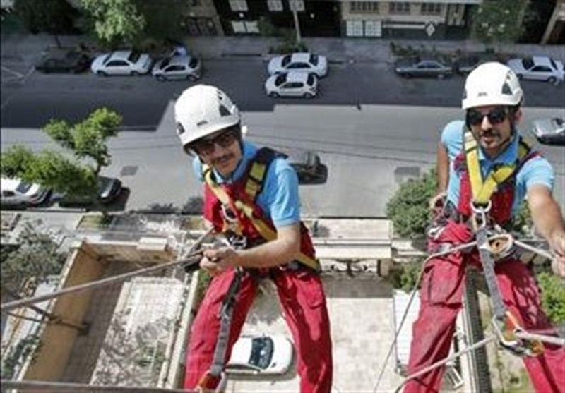 تینا، دختری بر فراز برج های بلند تهران
