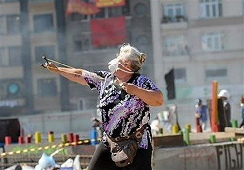 پیرزن سنگ انداز در ترکیه دستگیر شد+عکس