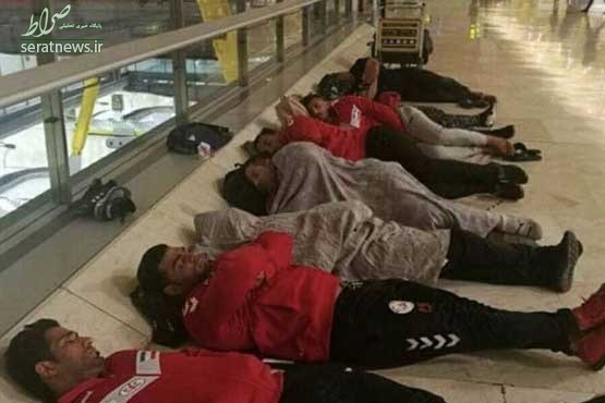 توضیح فدراسیون در مورد خوابیدن ملی پوشان در فرودگاه! +عکس