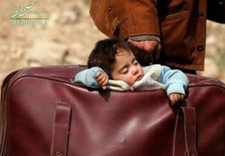 واکنش آقای بازیگر به کودک خوابیده در چمدان + عکس