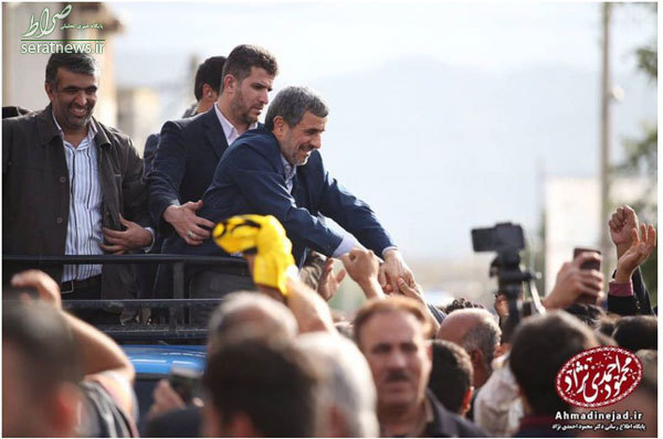 عکس/ دیدار احمدی نژاد با مردم لامرد از پشت وانت