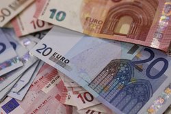 دلار رسمی گران و یورو ارزان شد