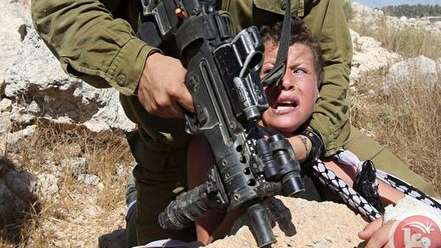 فیلم/ حمله سرباز اسرائیلی به پسر بچه‌ای که دستش شکسته