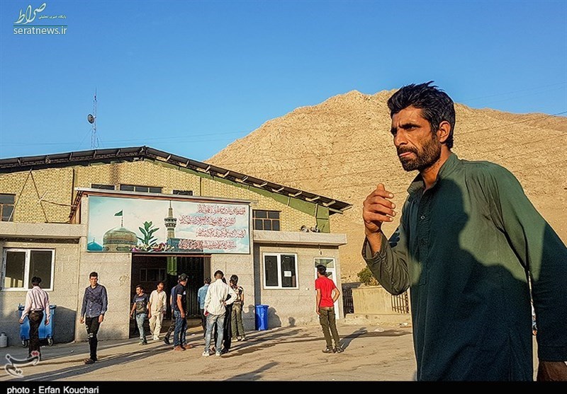 افغانستانی‌ها برای ترک ایران صف کشیدند+عکس