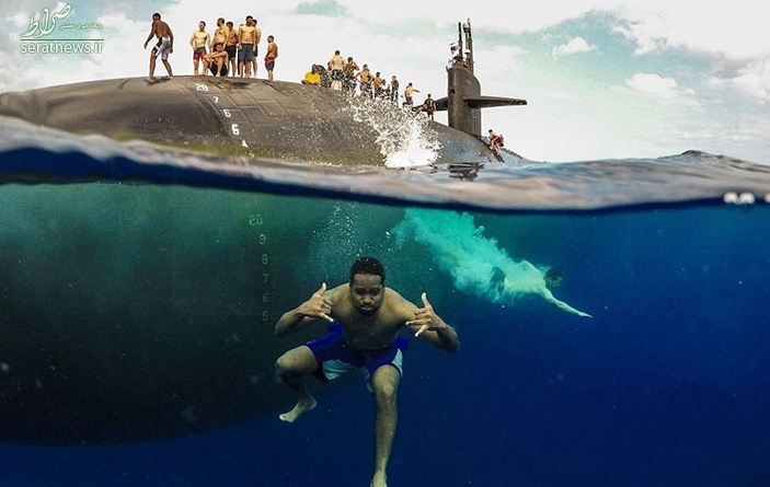 عکسی جالب از شنای ملوانان در کنار زیردریایی