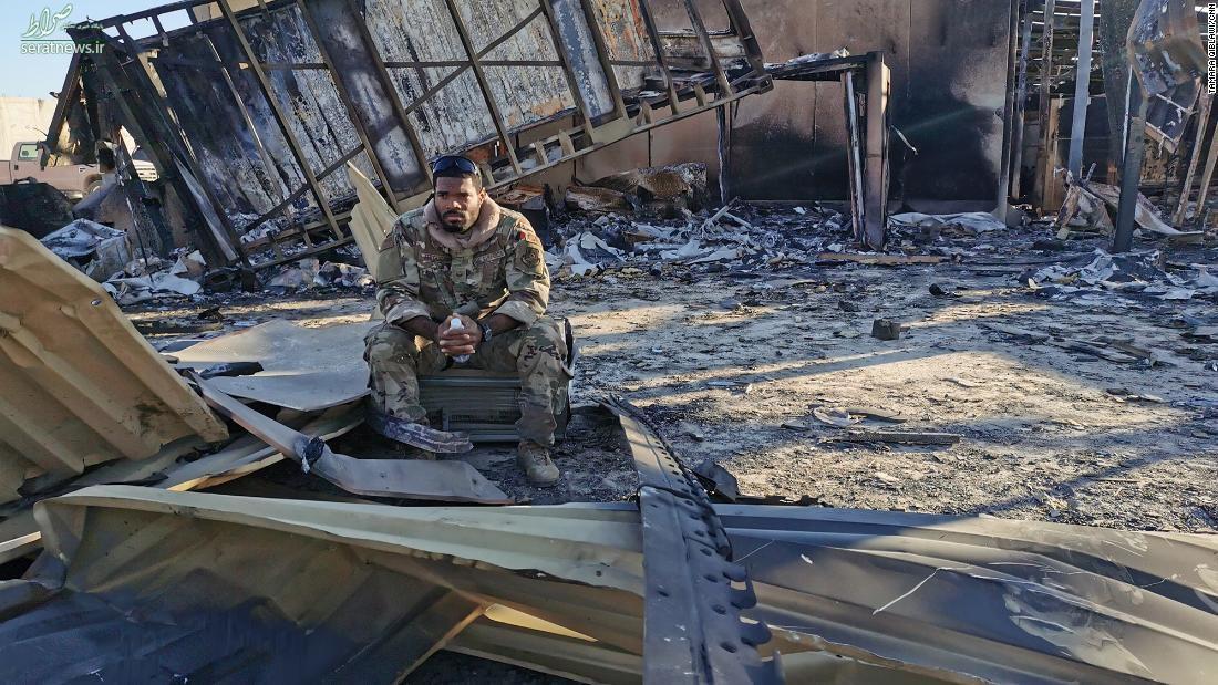 عکس/ سرباز آمریکایی روی ویرانه های برجای مانده از حمله موشکی ایران