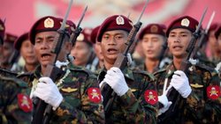 استقرار خودرو‌ها و نیرو‌های نظامی در خیابان‌های میانمار