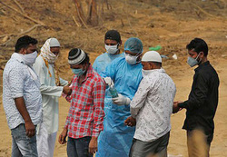 مرگ جن‌گیر کرونا/ بوسه درمان مرد هندی ۲۰ نفر را مبتلا کرد