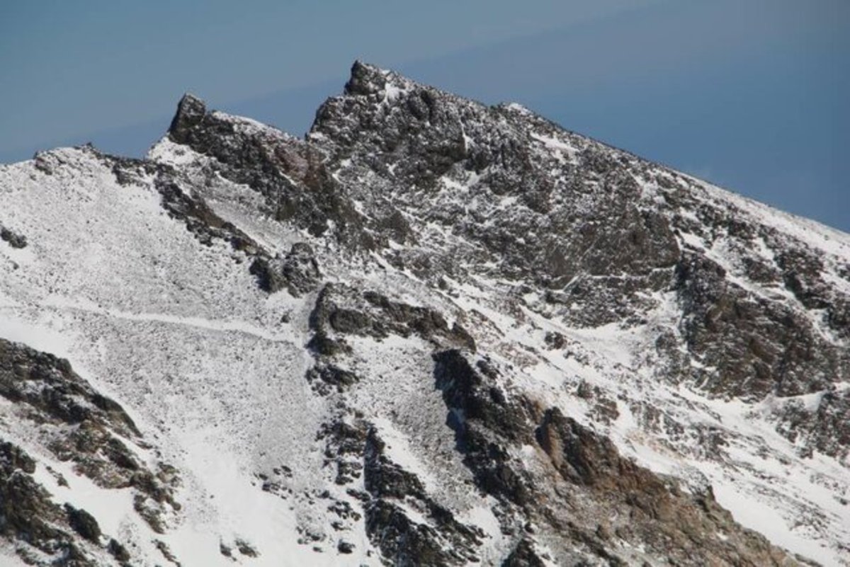 پیکر بی‌جان ۲ کوهنورد در علم‌کوه پیدا شد/گرفتارشدن امدادگران