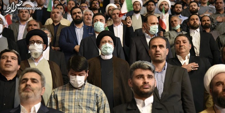 رئیسی در بین مردم تبریز در سکوهای تماشاگران