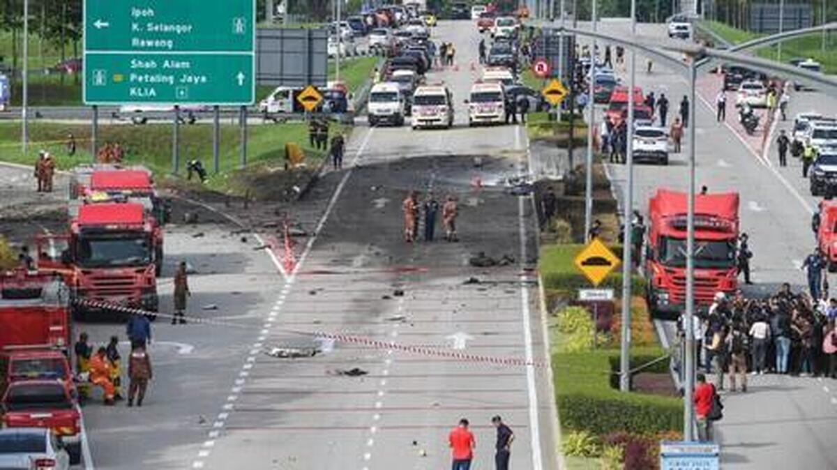 ۱۰ کشته بر اثر سقوط هواپیما در جاده‌ ای در مالزی