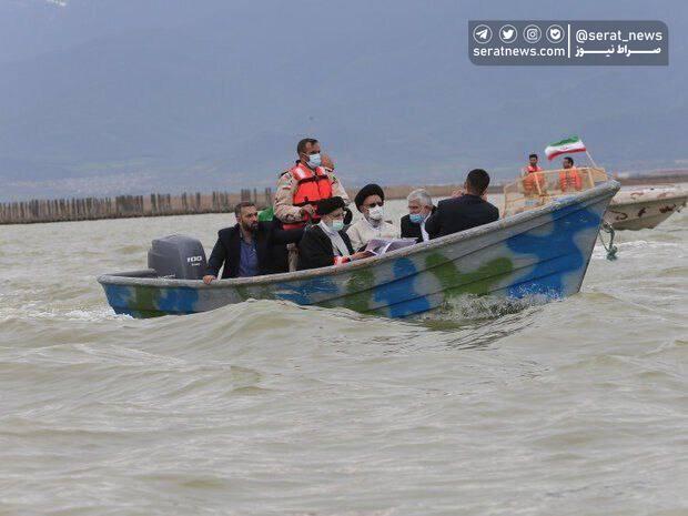 عکس/ قایق سواری ابراهیم رئیسی در دریای خزر