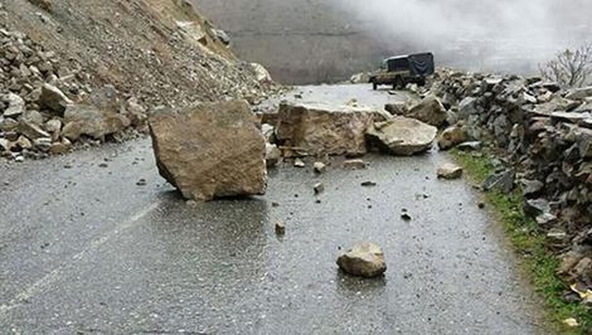 خطر ریزش سنگ در جاده کرج - چالوس