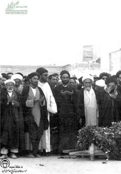 شهید آیت‌الله سید عبدالحسین دستغیب در حال اقامه نماز بر پیکر یکی از علمای شیراز