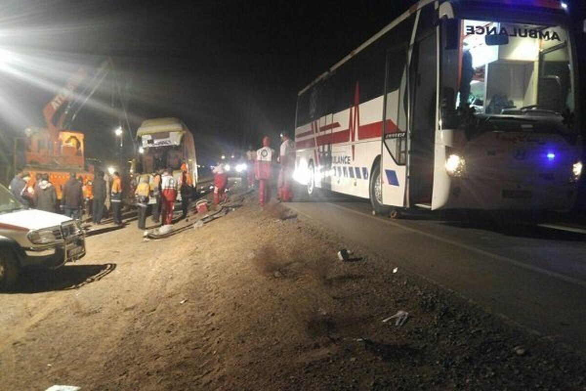 واژگونی اتوبوس در اتوبان قزوین؛ ۲۱ مصدوم و یک فوتی