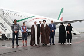 عکس | استقبال حسن یزدانی از ابراهیم رئیسی در فرودگاه پای هواپیما