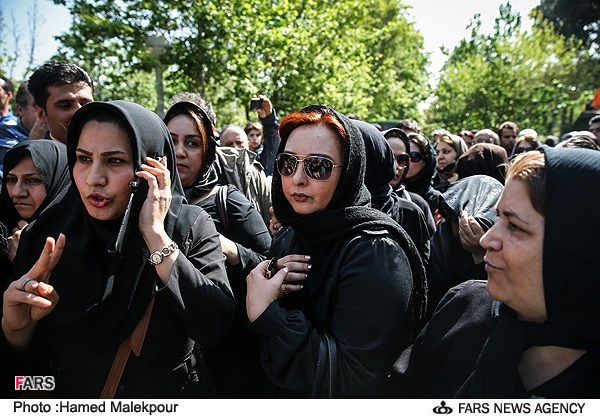 ماهایا پطروسیان در مراسم تشییع پیکر عسل بدیعی ماهایا پطروسیان در مراسم تشییع پیکر عسل بدیعی