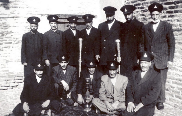 تصویر قدیمی از خادمان امام رضا(ع) تصویر قدیمی از خادمان امام رضا(ع)