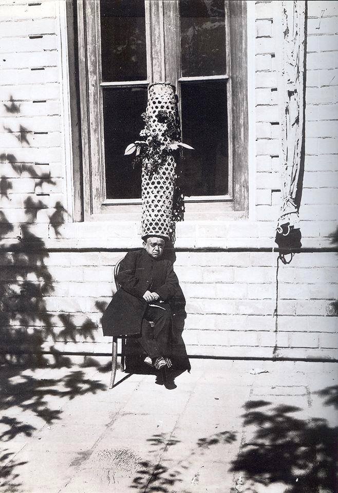 عکس/ خواجه قاجاری و کلاه عجیبش عکس/ خواجه قاجاری و کلاه عجیبش