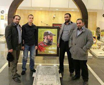 عکس/ فرزند عماد مغنیه در کنار مزار پدرش