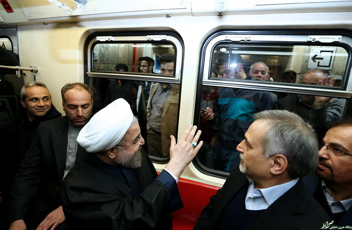 روحانی با مترو سر کار رفت +تصاویر