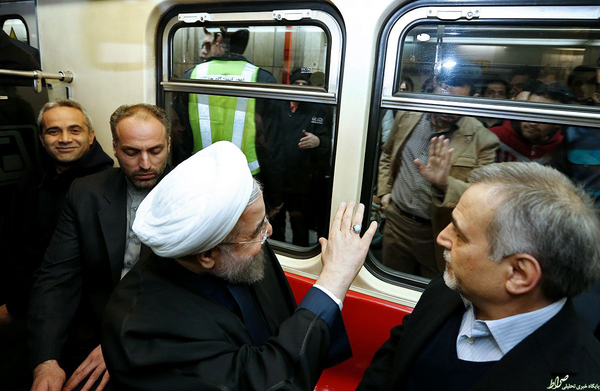 روحانی با مترو سر کار رفت +تصاویر