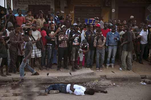 عکس/‌ واکنش‌ مردم‌ به‌ مرگ‌ یک‌ ابولایی