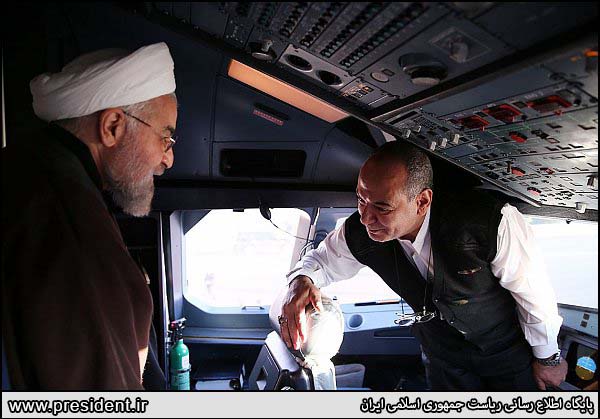 عکس/ روحانی در کابین خلبان