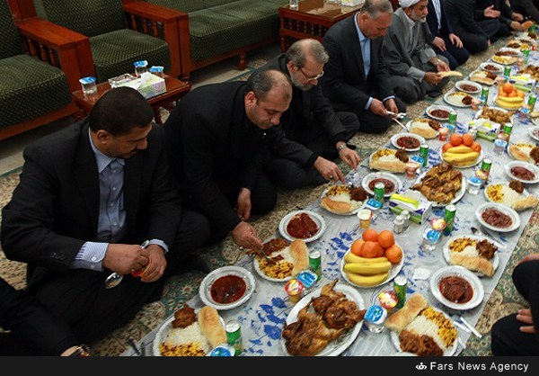 عکس/ سفره شام لاریجانی در نجف عکس/ سفره شام لاریجانی در نجف