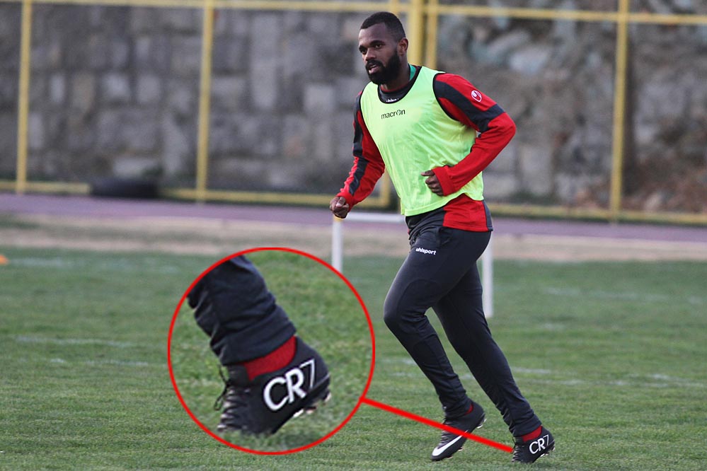 عکس/ رونالدوي سياه پوست در درفشيفر! عکس/ رونالدوي سياه پوست در درفشيفر!