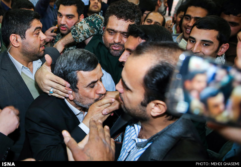 عکس/دست‌بوسی احمدی‌نژاد درحرم‌امام(ره)