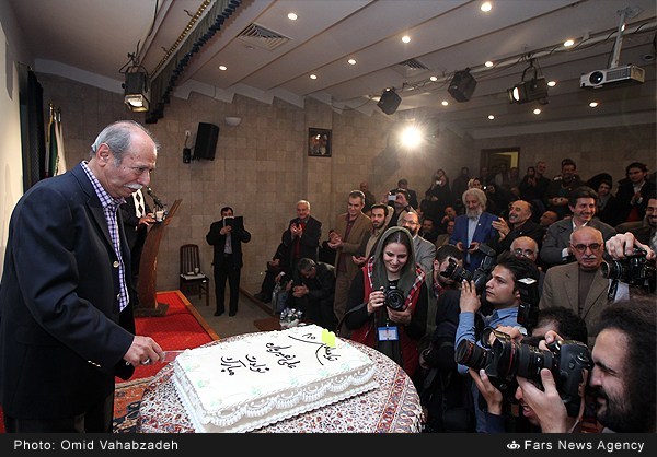 عکس/ کیک هنرمندان برای بازیگر پیشکسوت عکس/ کیک هنرمندان برای بازیگر پیشکسوت