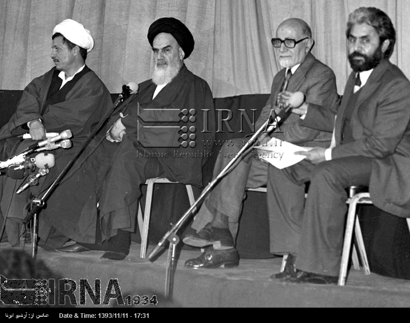 عکس/ هاشمی و بازرگان در کنار امام(ره)