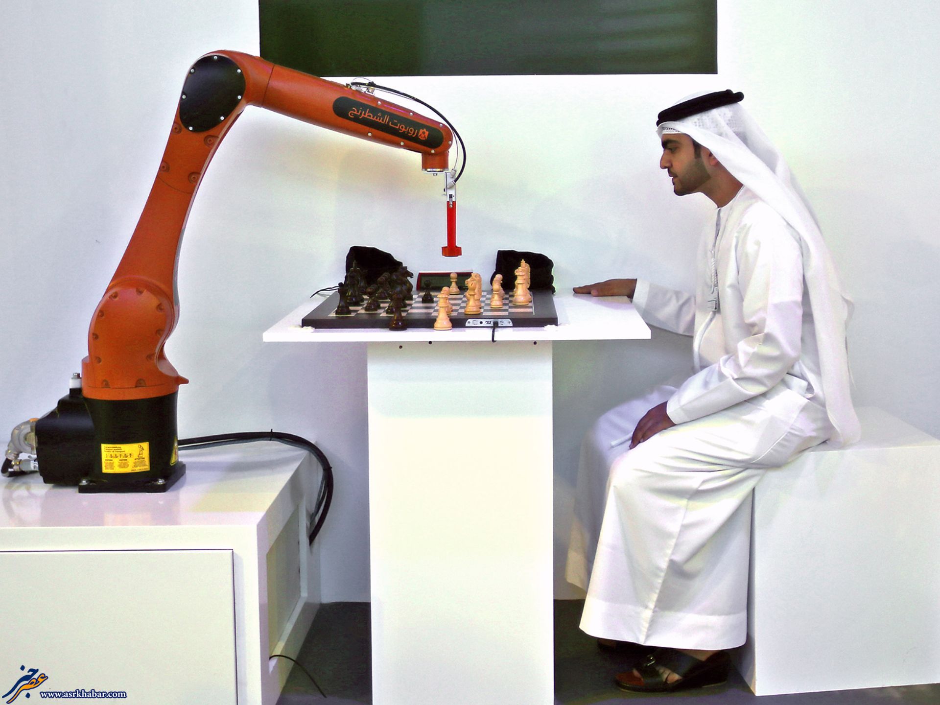 عکس/ مسابقه شطرنج یک عرب با روبات