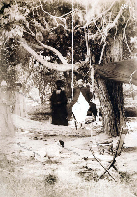 عکس/ صدراعظم قجری در حال تاب‌بازی