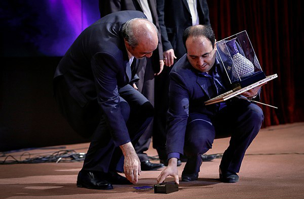 عیکس/ سقوط جایزه جلوی چشم وزیر!