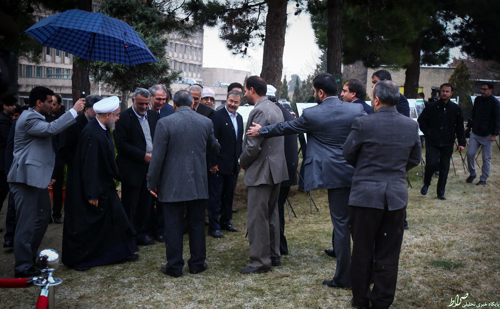 عکس/ مامور ویژه خیس نشدن روحانی! عکس/ مامور ویژه خیس نشدن روحانی!