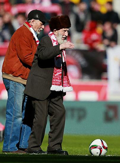 عکس/ آغاز یک دربی با شوت هوادار 102ساله عکس/ آغاز یک دربی با شوت هوادار 102ساله