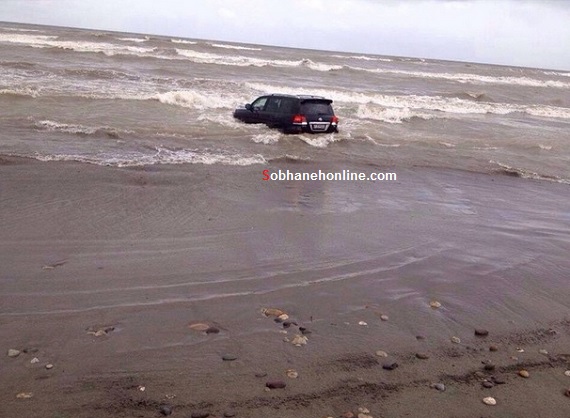 عکس/ غرق شدن لندکروز درسواحل شمال