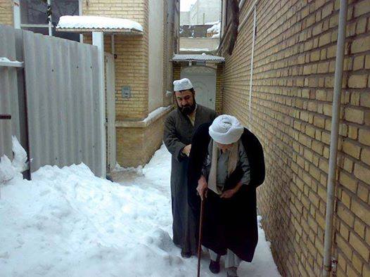 عکس/ آیت الله بهجت در زمستان برفی