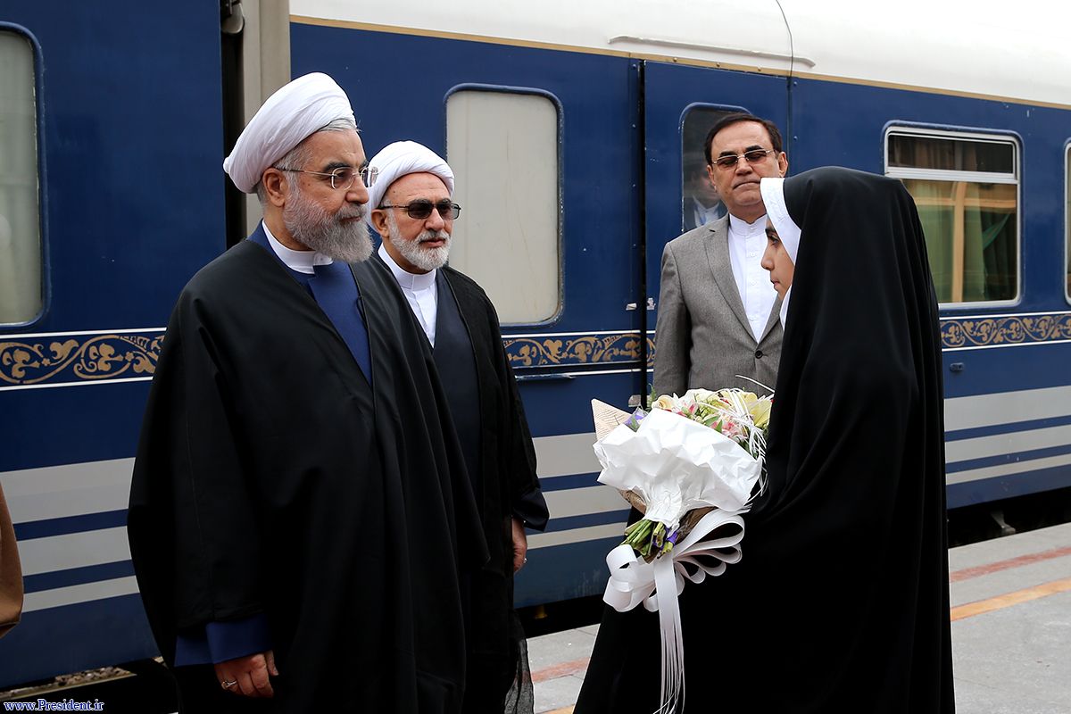 عکس/ دستهگل دختر قمی برای روحانی عکس/ دستهگل دختر قمی برای روحانی